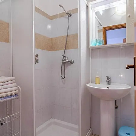 Ana アパート プーラ