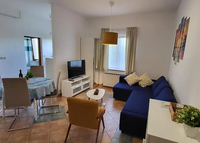 Ana 아파트 풀라